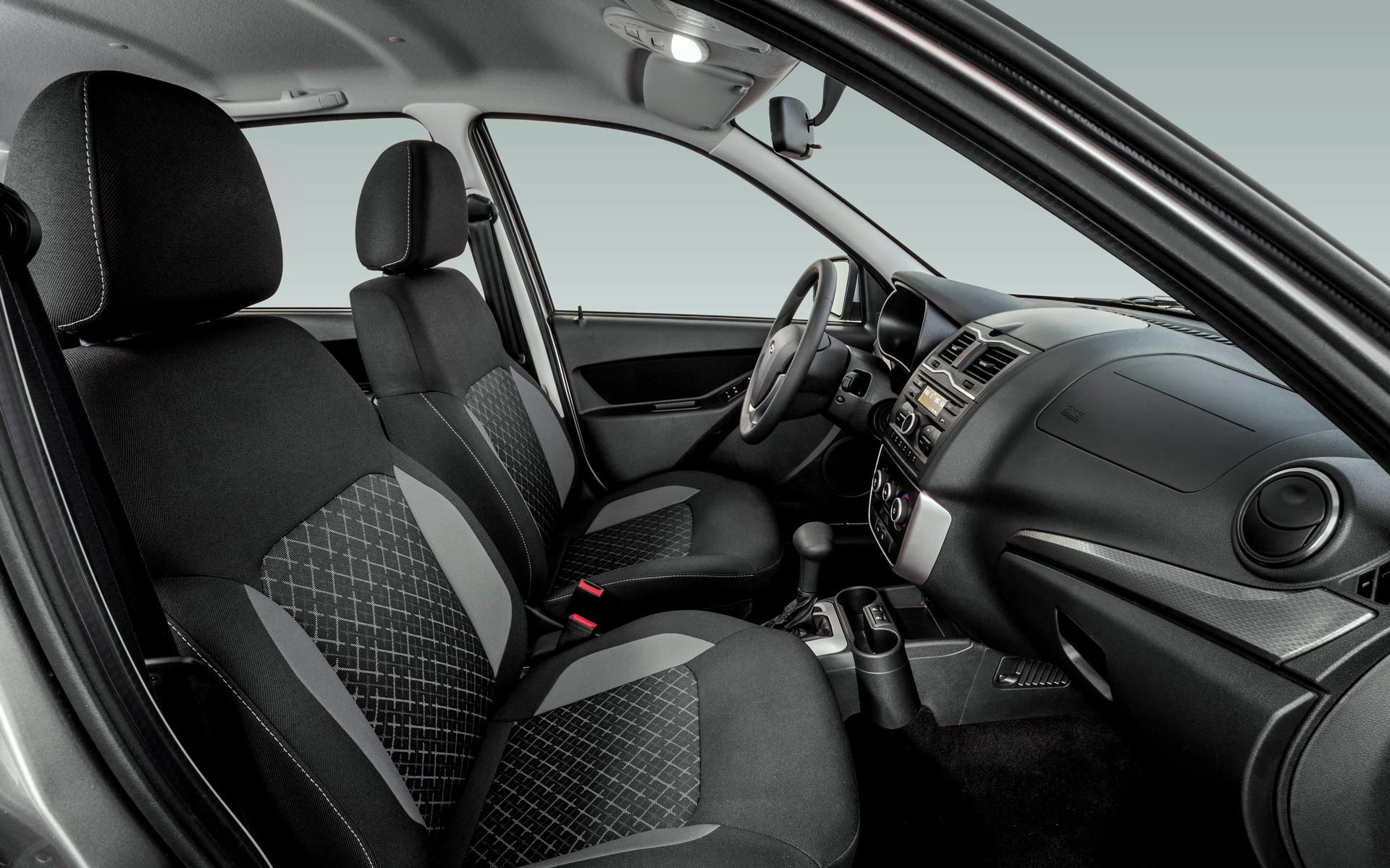 /img/cars/1637052072-interior_lada_Granta_liftback_10.jpg