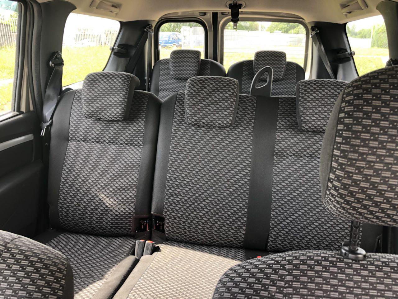 /img/cars/1637052196-interior_lada_Largus_Cross_7_mest_9.jpg