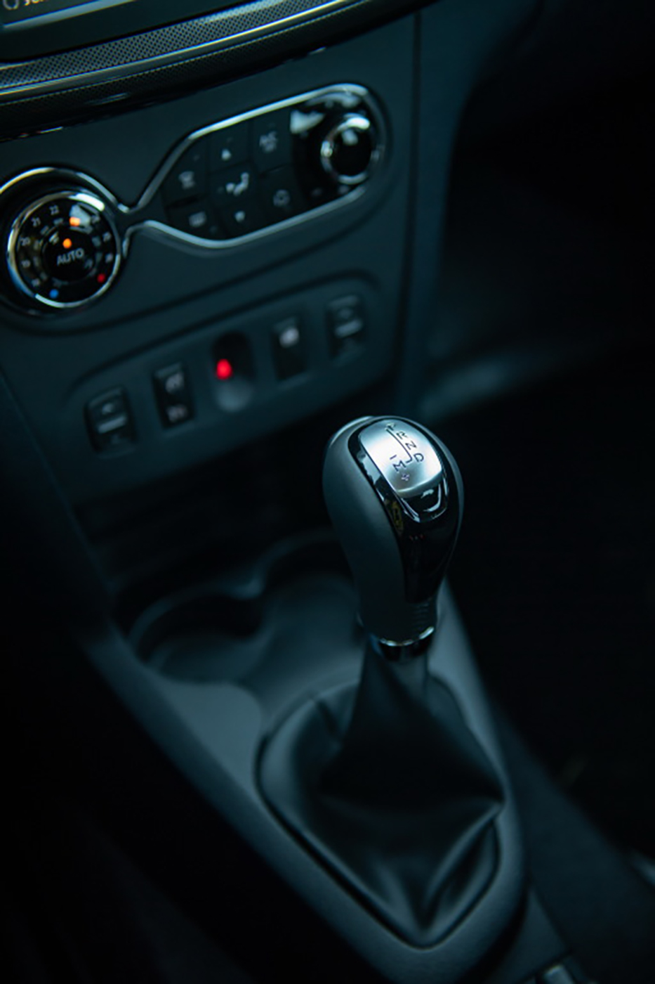 /img/cars/1637052993-interior_renault_Logan_Stepway_3.jpg