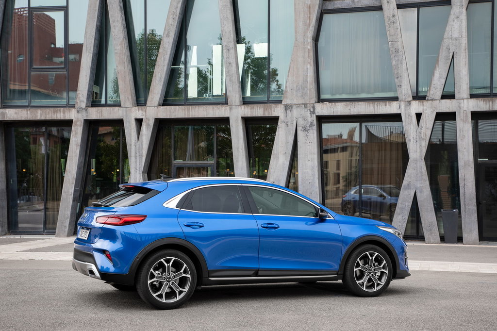 /img/cars/1667998661-kia_xceed_935621.jpg